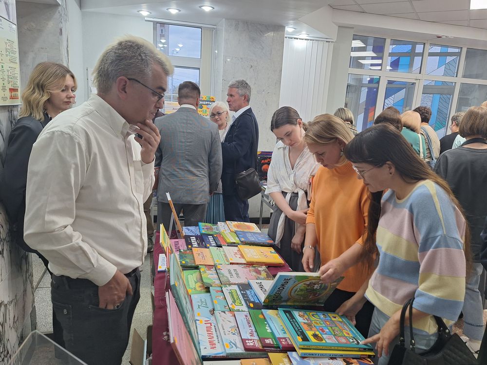 Коленко Филипп Владимирович, руководитель отдела продаж издательства «Пешком в историю» на книжной ярмарке 