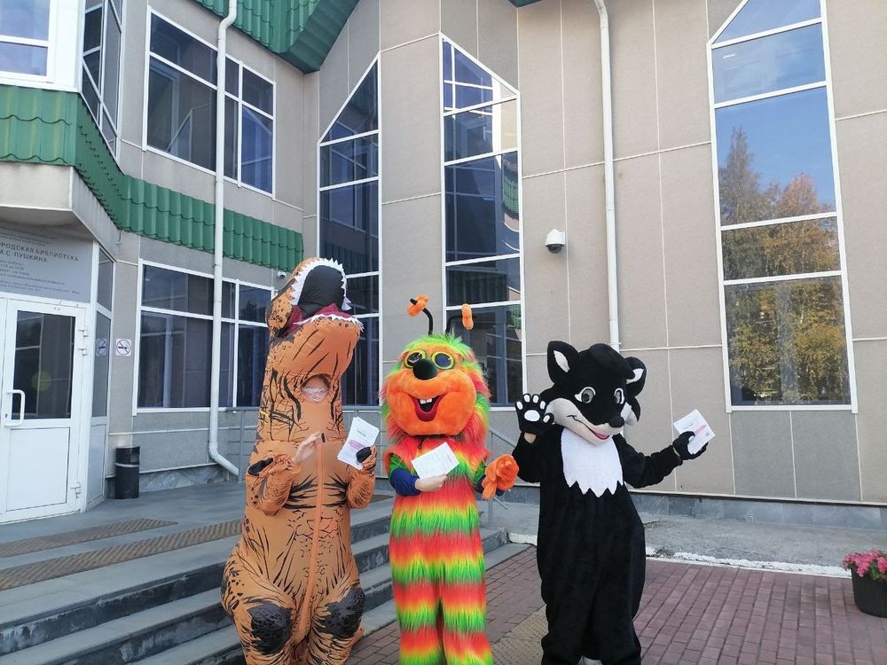 Ростовые куклы встречают участников фестиваля Чтение-86