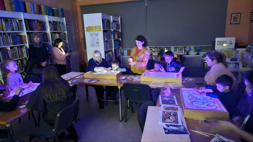 Мастер-класс по песочному рисованию «Открытка для мамы» в Центральной детской библиотеке