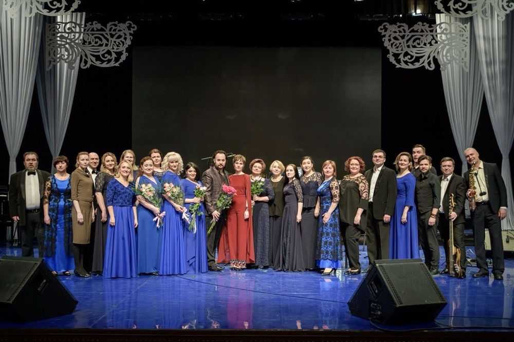 Дирижер Ю. Рябцева и вокалист М. Щербицкий с артистами «Былины»