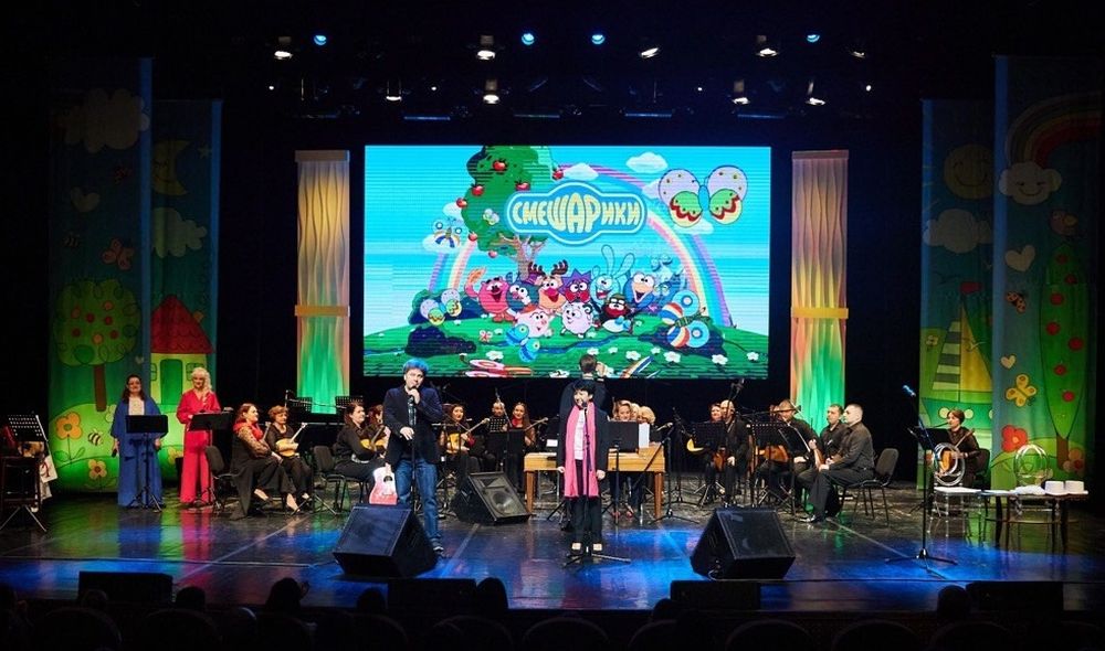 Композиторы, авторы музыки к мультфильмам Марина Ланда и Сергей Васильев с артистами «Былины» в программе «Смешарики»