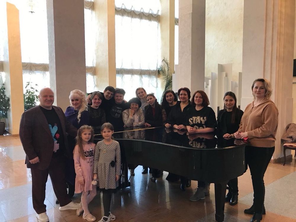 Сергей Мардарь (актер дубляжа, голос Карыча и Совуньи) и артисты «Былины» с юными зрителями после программы «Смешарики»