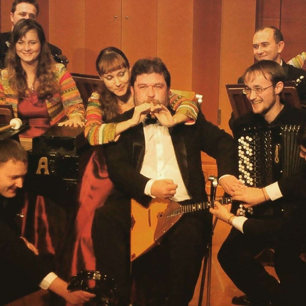 Е. В. Сигута и артисты  «Былины» в творческом номере «Человек-оркестр»